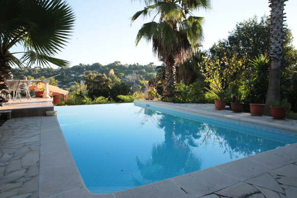 holiday rental villa with pool and garden Biot Côte d'Azur France
