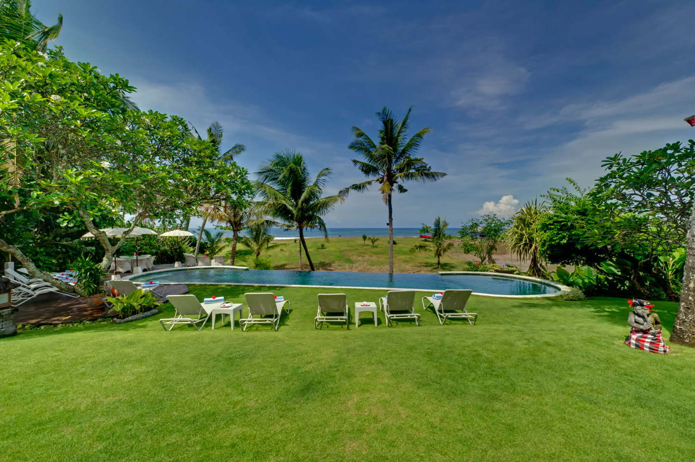 Luxury villa for ren tat the beach in Bali with pool and staff