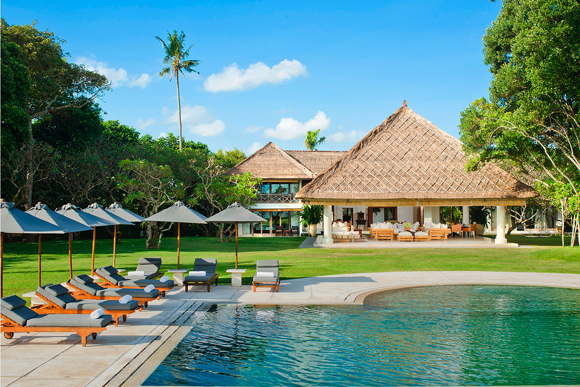 Luxury villa at the beach with pool and full service in Bali
