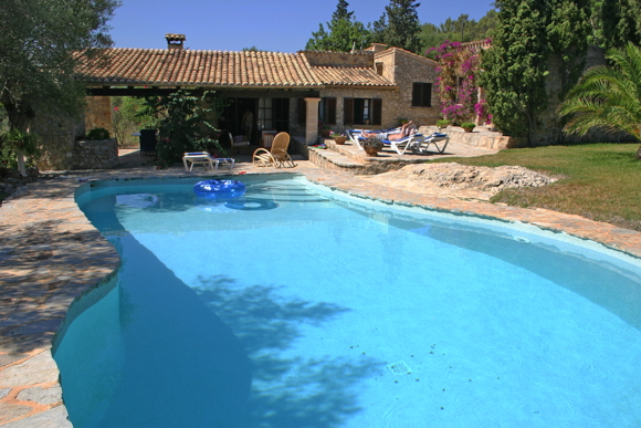 Holiday finca with pool and service Pollenca Majorca for rent