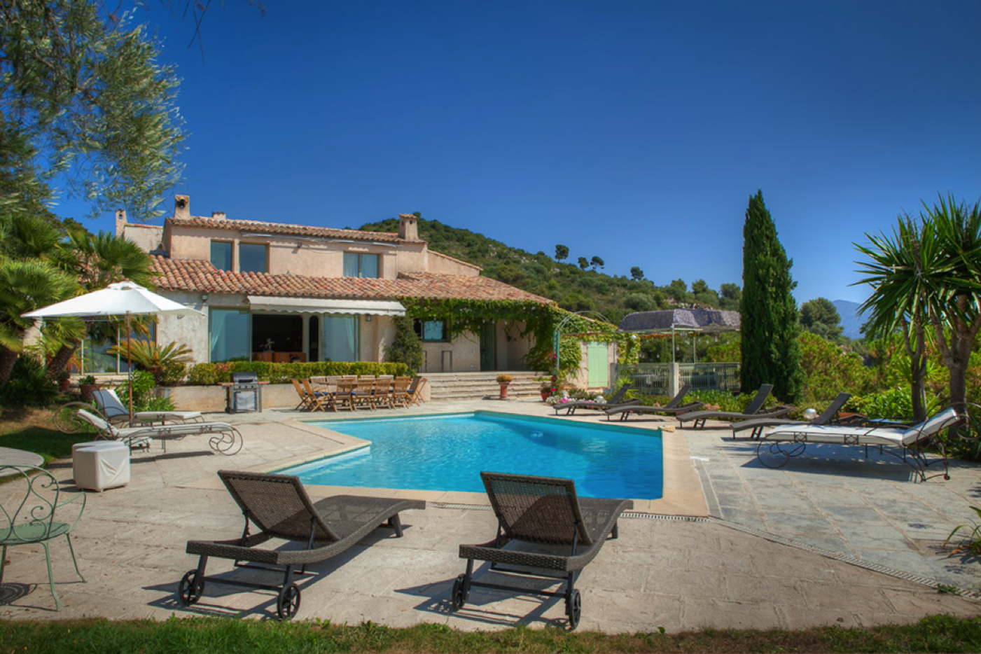Luxury holiday rental with grand piano and pool France