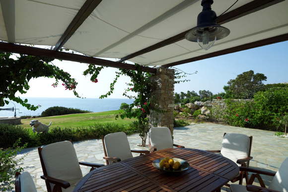 Rental holiday villa with pool on Greek island of Antiparos