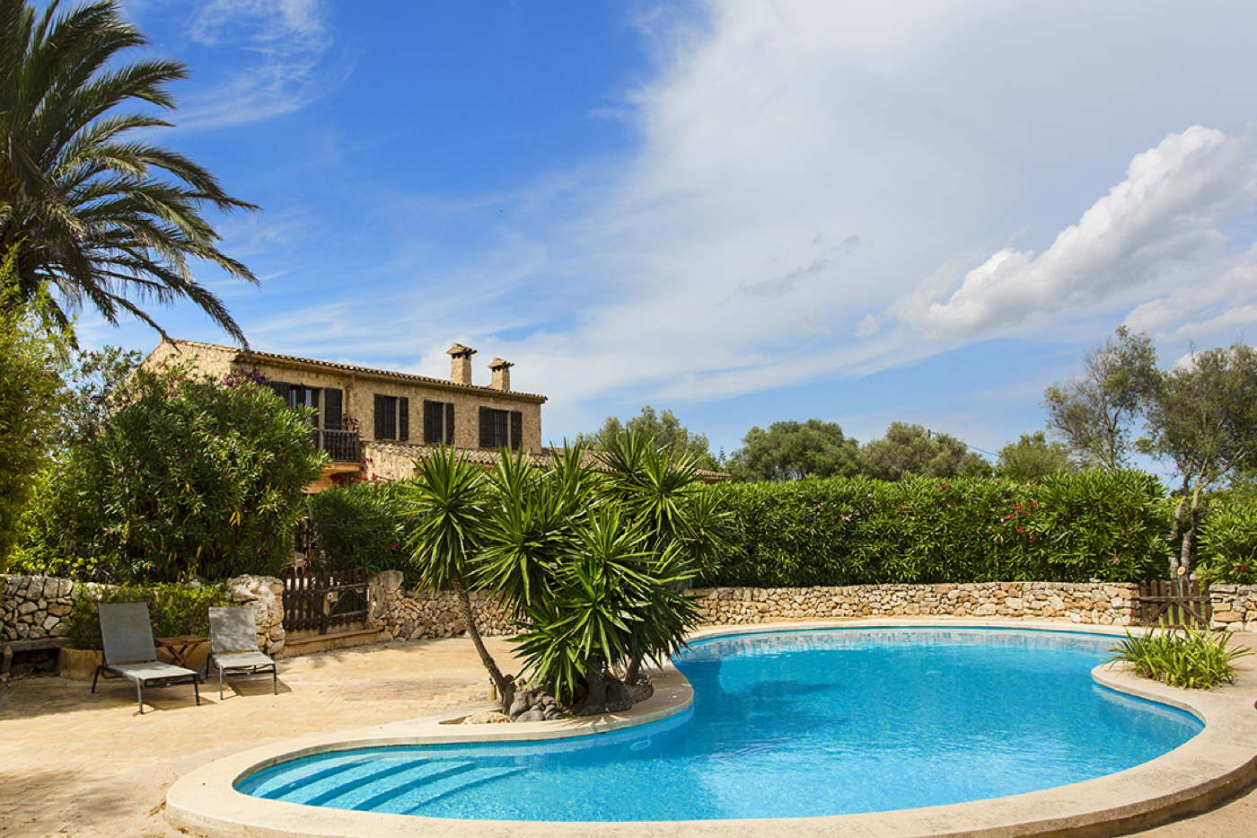 Holiday rental finca with fenced pool for up to 10 people in Majorca 