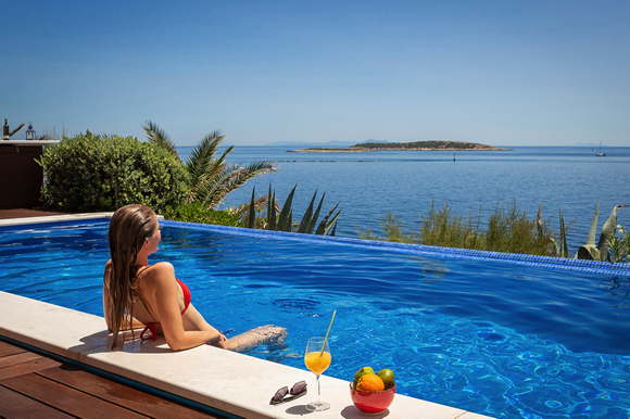 Waterfront holiday rental villa in Croatia with pool - DOMIZILE REISEN
