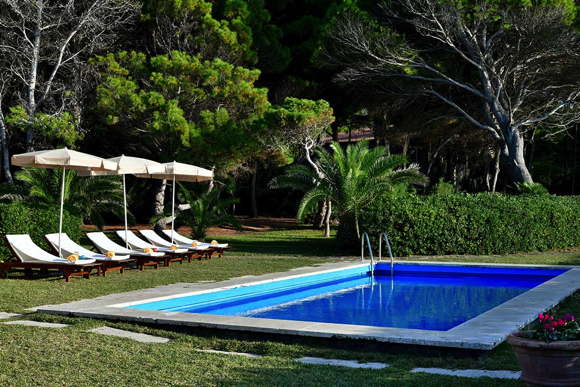 Beachfront rental villa in Campania with pool an sea access