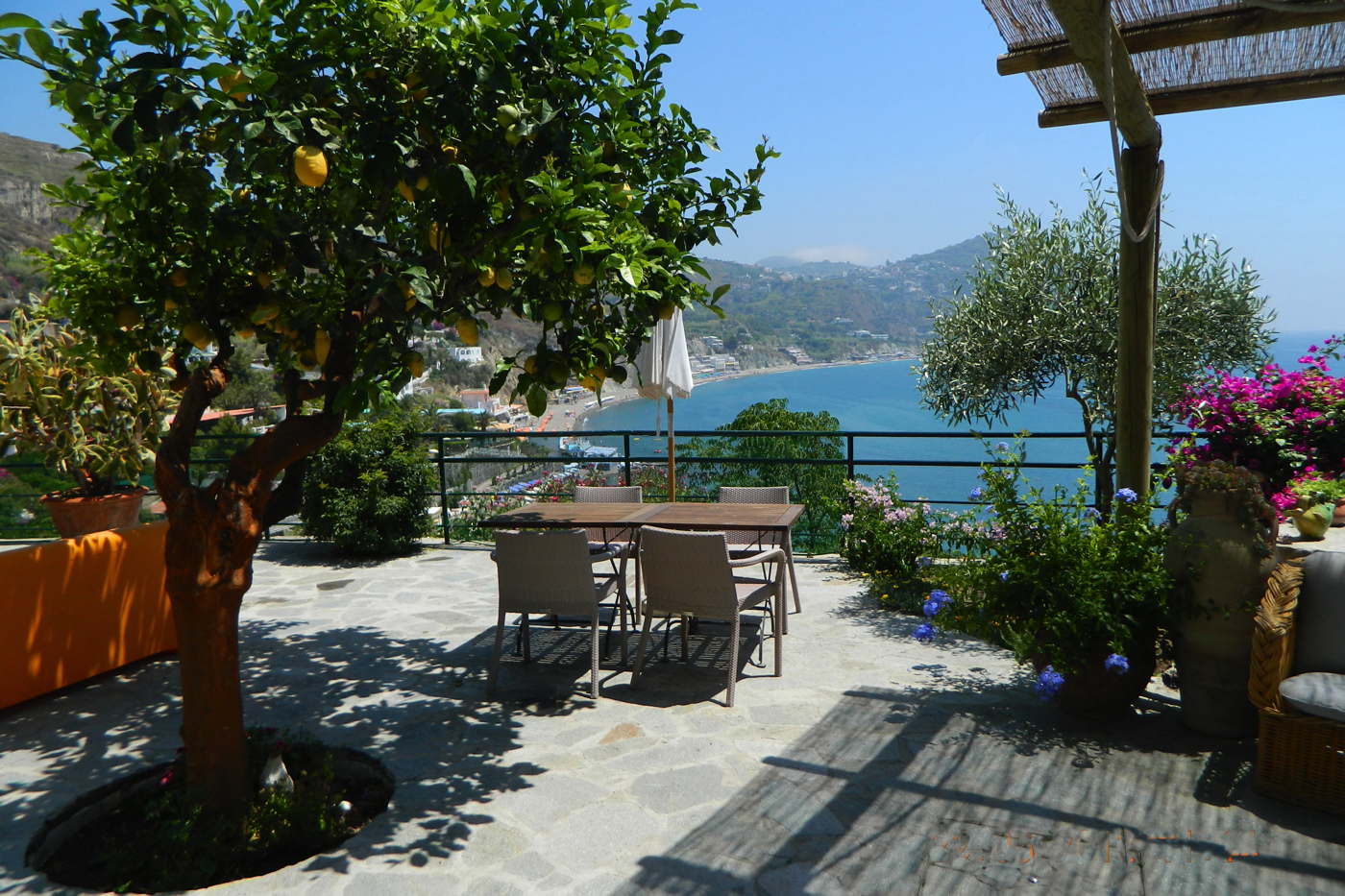 Holiday rental villa by the sea in Ischia at DOMIZILE REISEN