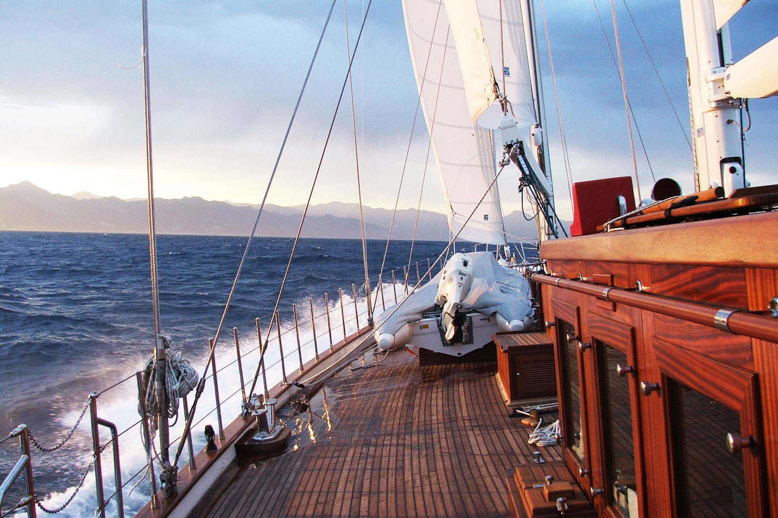 Sailing in a relaxed and sportive way on SY Chronos, SY Kairos and SY Rhea