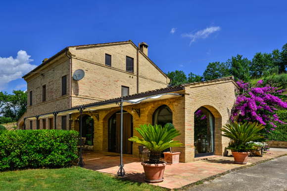 Holiday rental villa in country house style with pool in Marche Italy