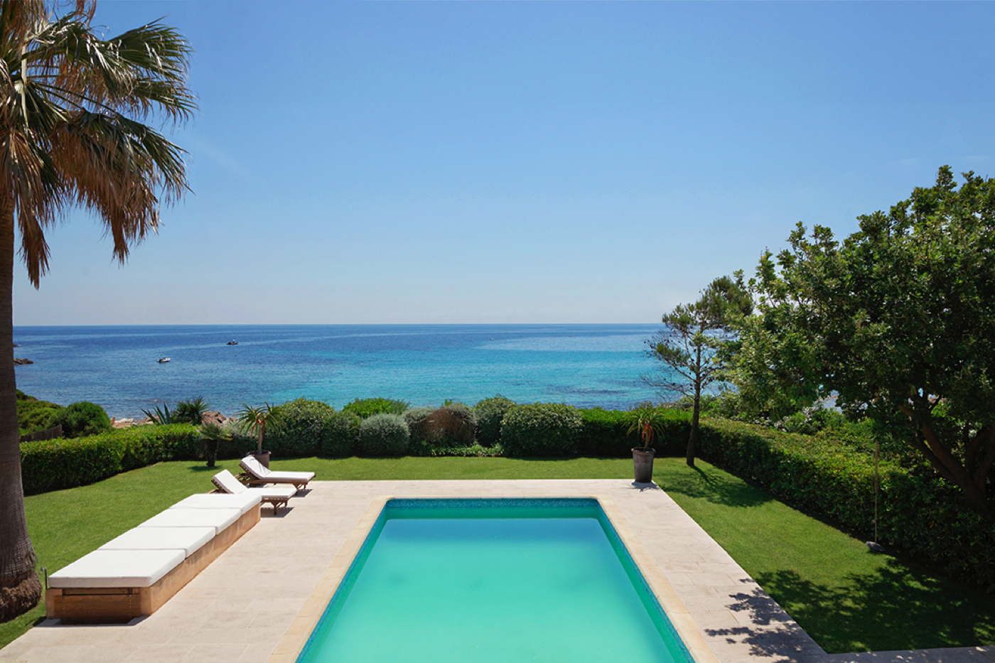 Rent a villa right on the L' Escalet beach, Côte d’Azur, France