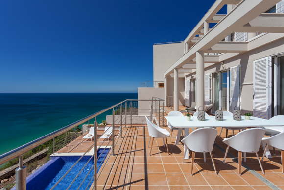 Stylishly decorated holiday villa with stunning views of the ocean on the Algarve