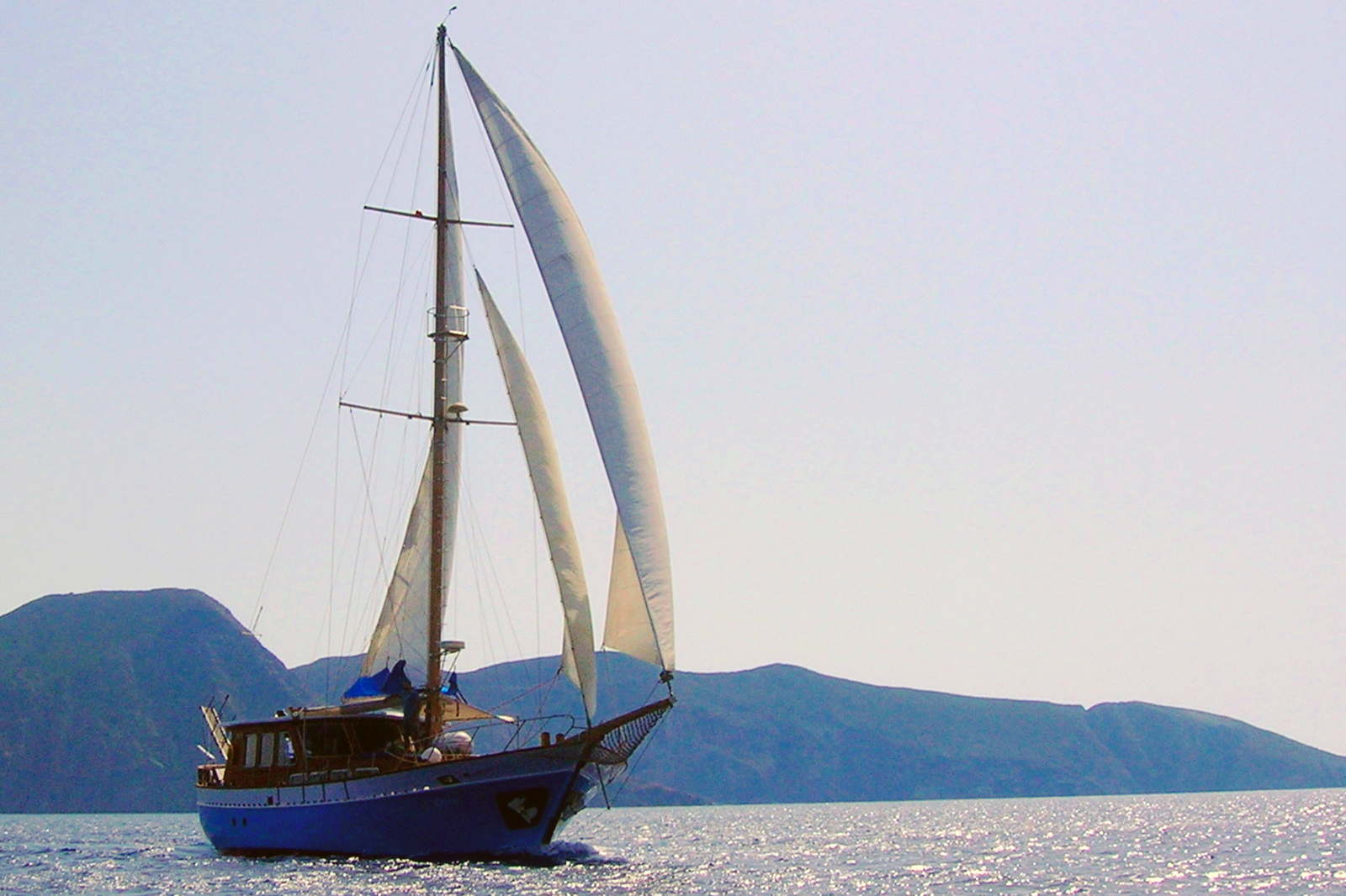 Sailing-round-trip-yacht-cruise-Cylades-Greece