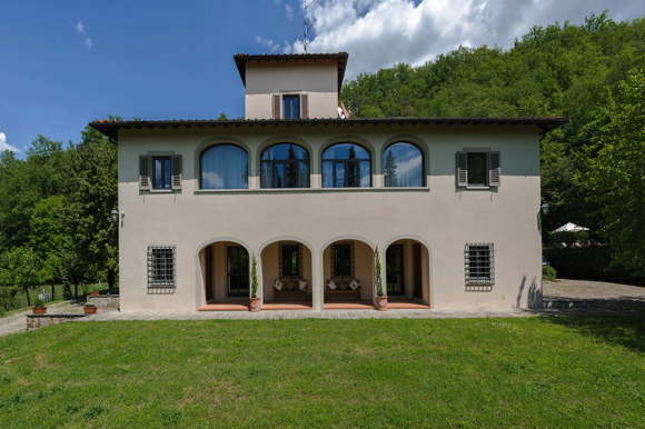 Holiday villa-luxury-vacation home-pool-service-Italy-Tuscany-Firenze