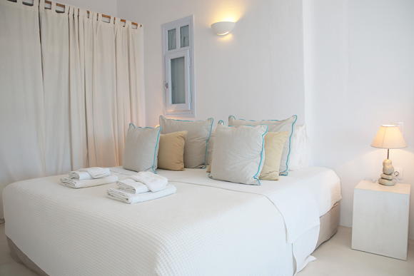 Luxury holiday villa directly at the beach in Antiparos Greece