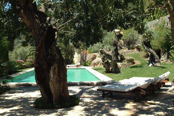 Luxury finca with service, pool and tennis court in Soller Majorca