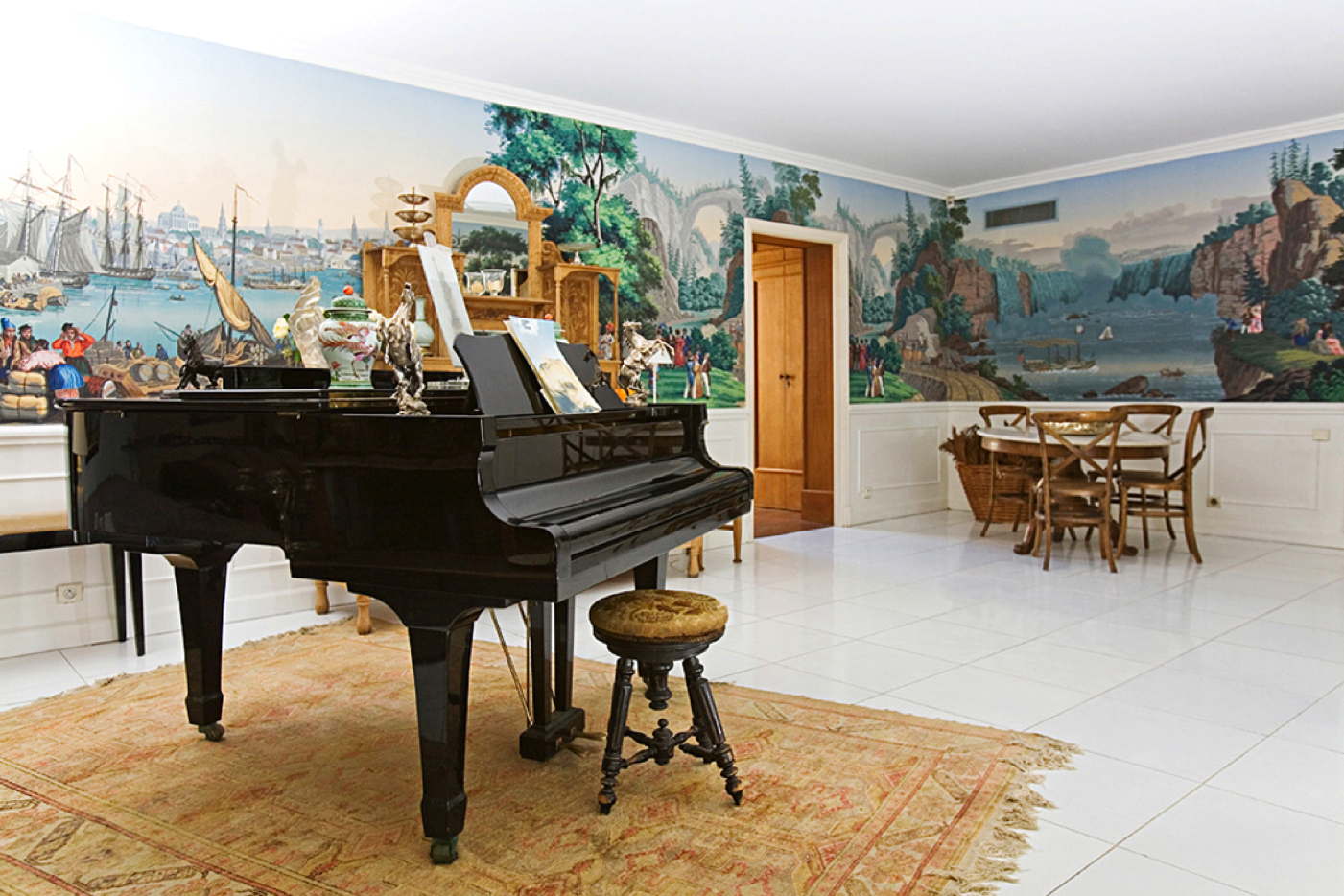 Luxury holiday rental with grand piano and pool France